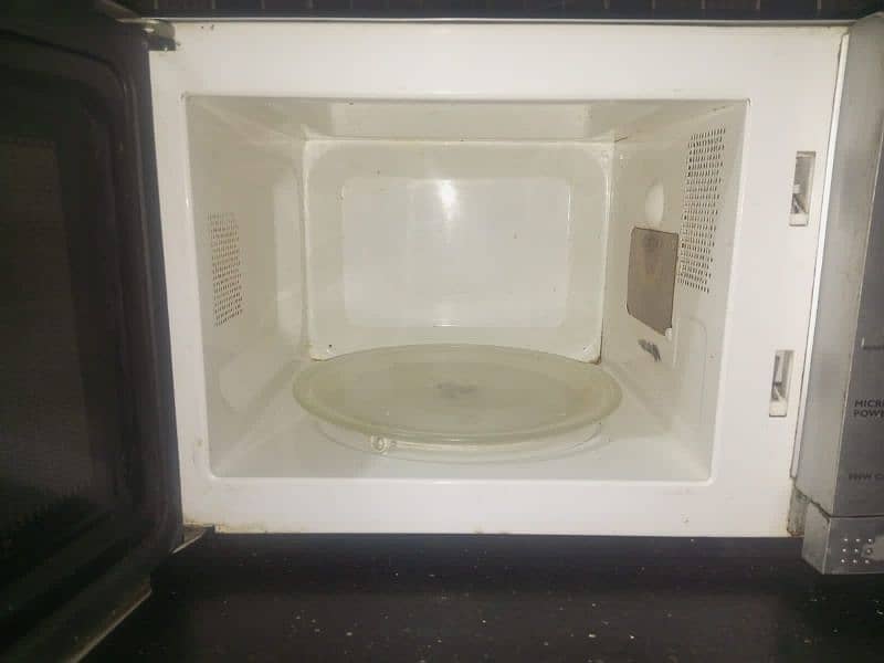 used microwave oven but looks like new Sanyo company 4