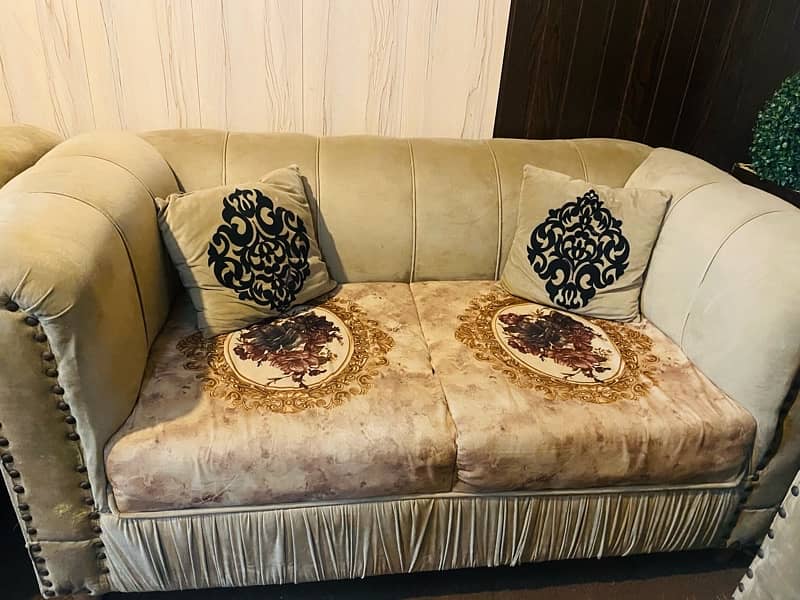 sofa set in good condition  velvet for sale 1