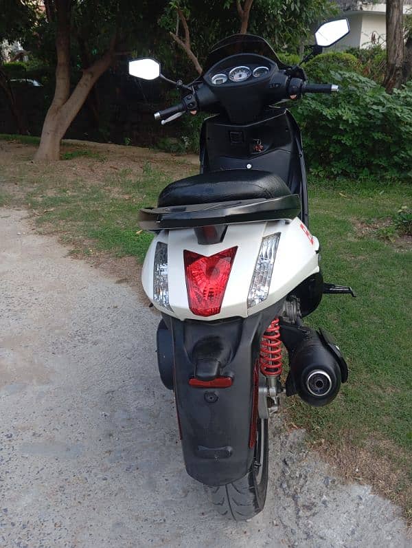 Peugeot scooter 300cc 2