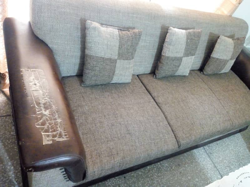 5 seater sofa with 5 cushion. . n with molty form warranty card. 2