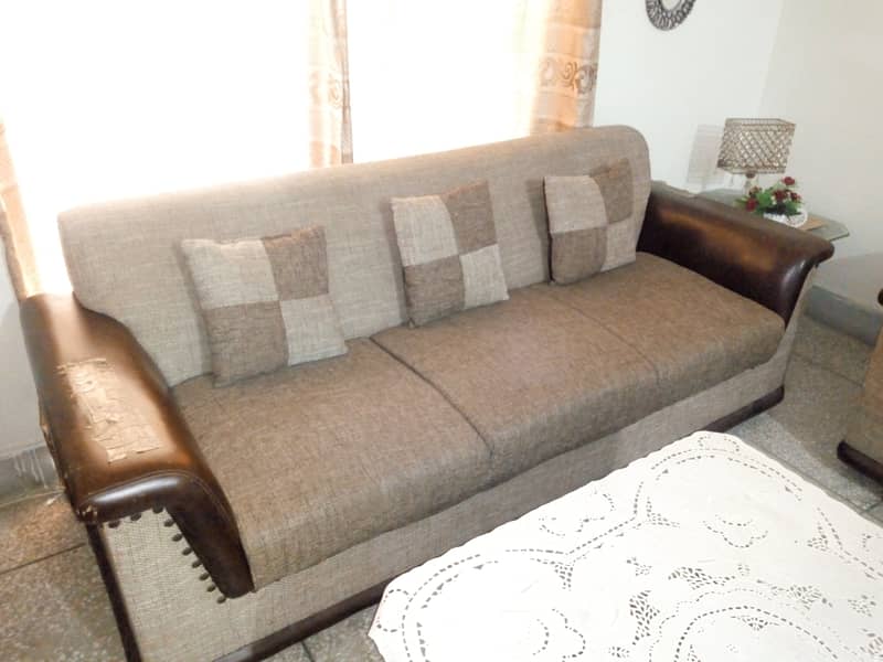 5 seater sofa with 5 cushion. . n with molty form warranty card. 4