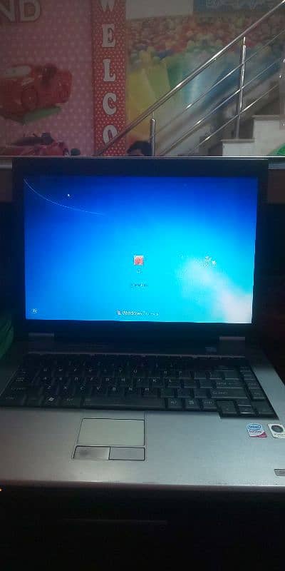 Toshiba laptop 2gb memory / 80 gb hard 5