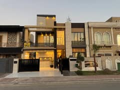 10 Marla Luxury Designer House For Sale In Bahria Town Lahore On 80 Feet Road