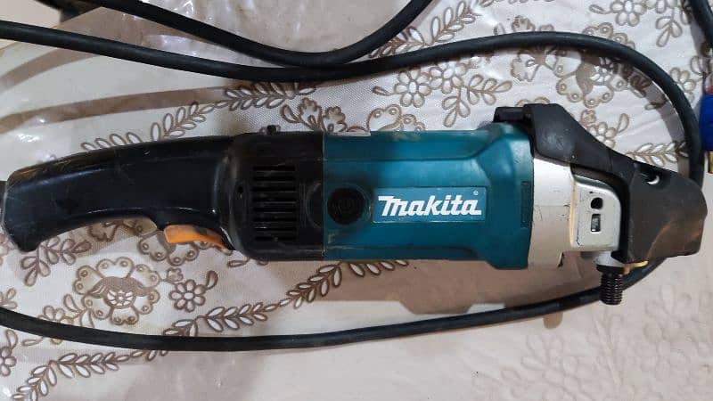 MAKITA 9237C CAR POLISHER 3