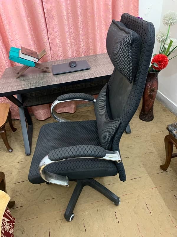 2 computer Tables 4x2 & 1 Chair For sale 1