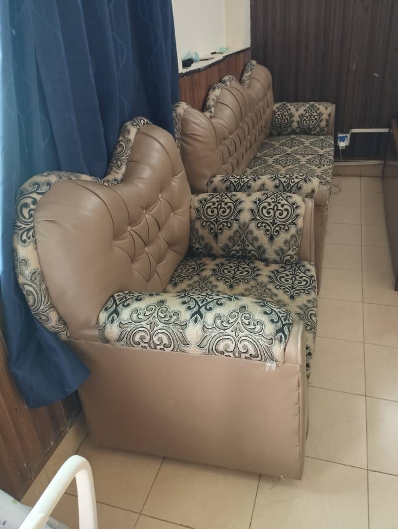 5 seater sofa set 9/10 condition, only two years old 0