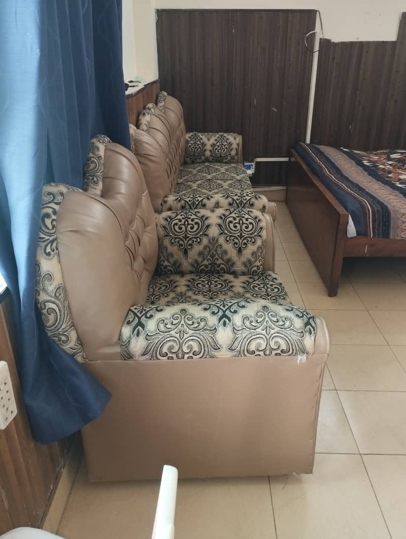 5 seater sofa set 9/10 condition, only two years old 1