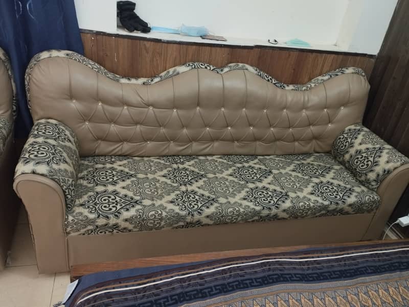 5 seater sofa set 9/10 condition, only two years old 3