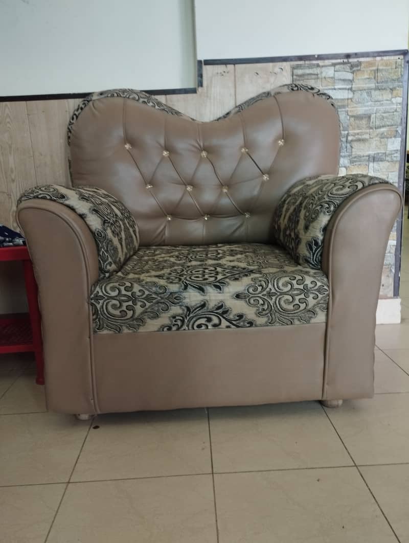 5 seater sofa set 9/10 condition, only two years old 4