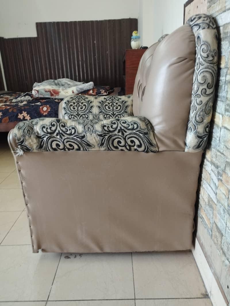 5 seater sofa set 9/10 condition, only two years old 5