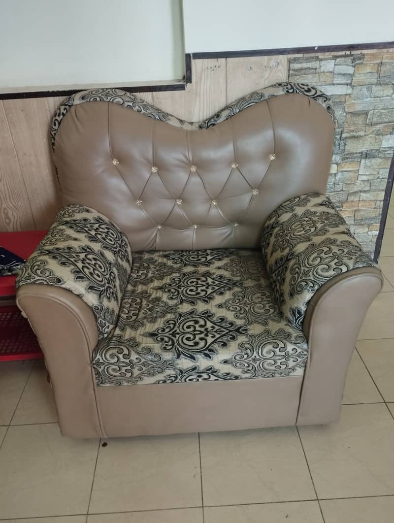 5 seater sofa set 9/10 condition, only two years old 6