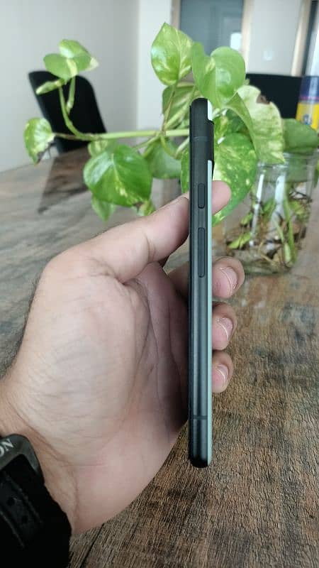 Google pixel 6a in 10/10 condition dual approved 8