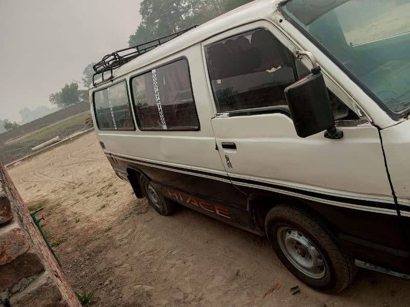 toyota hiace 5