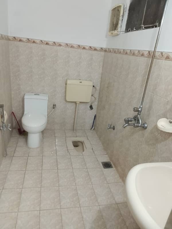 Allama Iqbal Town 10 Marla Upper Portion Lower lock For Rent 0