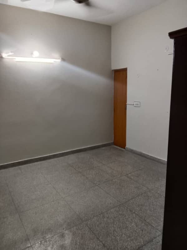 Allama Iqbal Town 10 Marla Upper Portion Lower lock For Rent 1