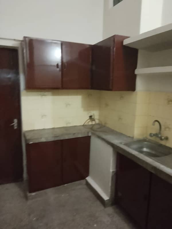 Allama Iqbal Town 10 Marla Upper Portion Lower lock For Rent 4