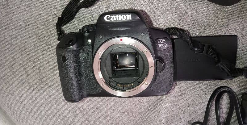 Canon Eos 700d with 18-55 mm lense 2