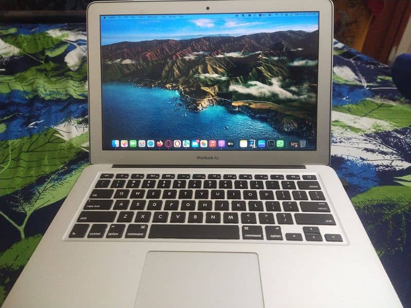 Apple Mackbook Air 2017 core i5 13inch display 8/256ssd Good condition 5