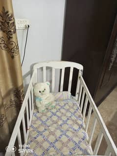 Baby cot wooden, good condition 1 month b use nh hua