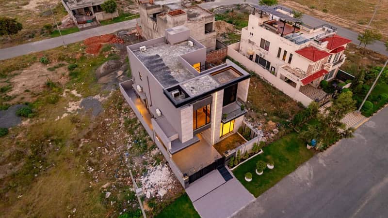 1 KANAL DESIGNERS EXTRAORDINARY HOUSE AVAILABLE FOR RENT ON HOT LOCATION 3