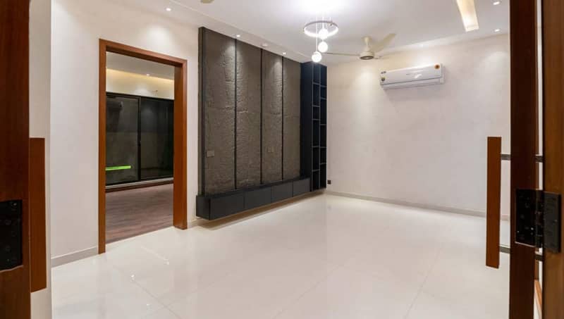 1 KANAL DESIGNERS EXTRAORDINARY HOUSE AVAILABLE FOR RENT ON HOT LOCATION 15