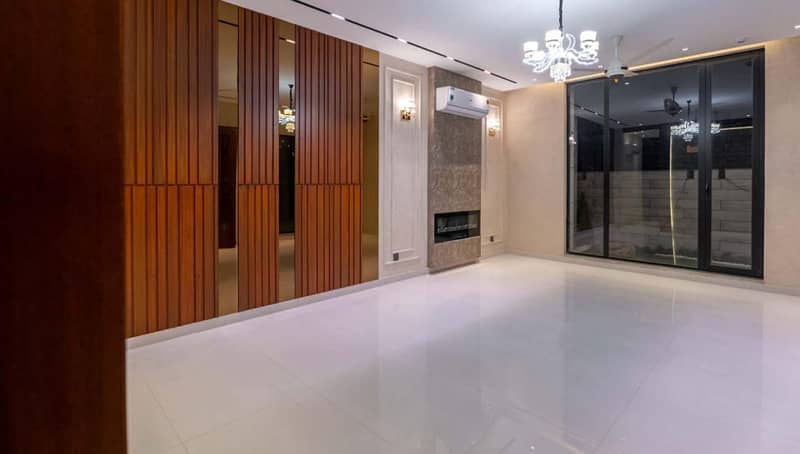 1 KANAL DESIGNERS EXTRAORDINARY HOUSE AVAILABLE FOR RENT ON HOT LOCATION 16