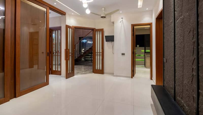 1 KANAL DESIGNERS EXTRAORDINARY HOUSE AVAILABLE FOR RENT ON HOT LOCATION 21