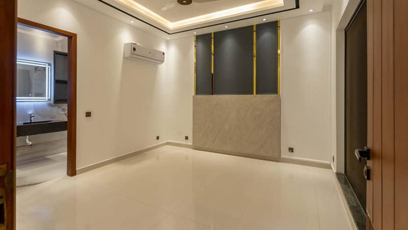 1 KANAL DESIGNERS EXTRAORDINARY HOUSE AVAILABLE FOR RENT ON HOT LOCATION 39