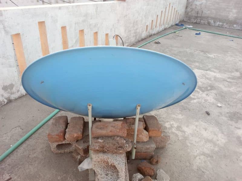 Dish with antena and receiver 5