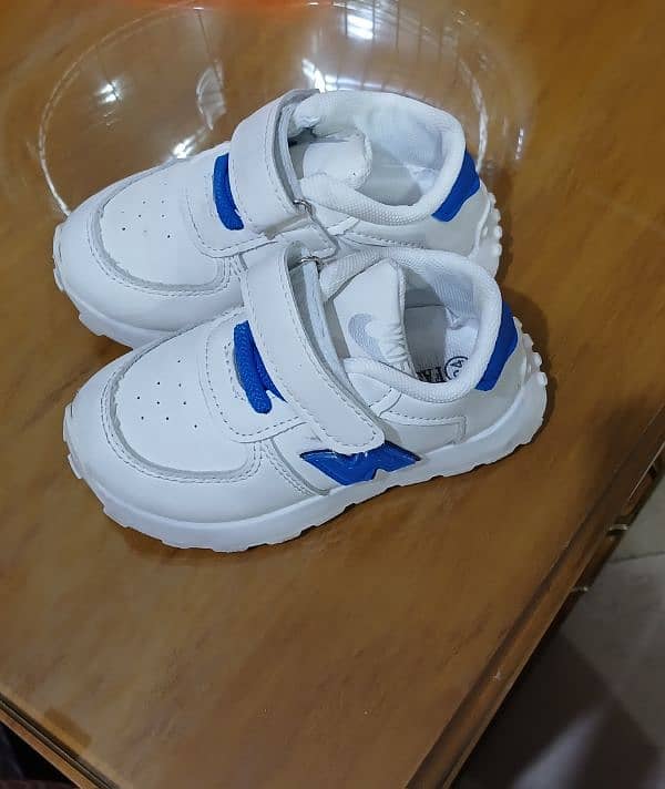 white jogger for boys 1