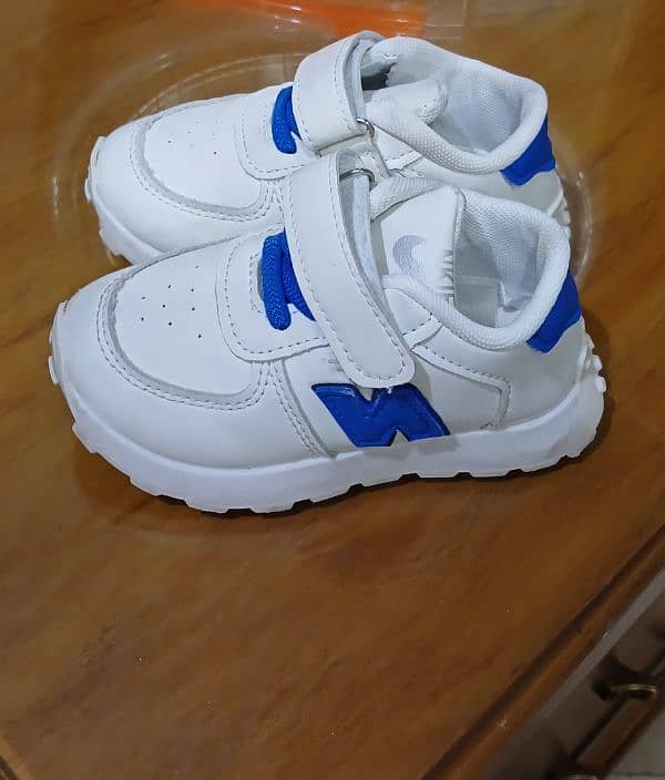 white jogger for boys 2