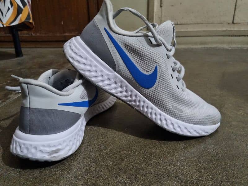 Nike Revolution 1