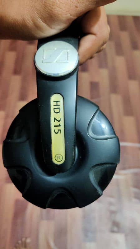 Sennheiser HD 215 Studio Monitoring Headphones 2