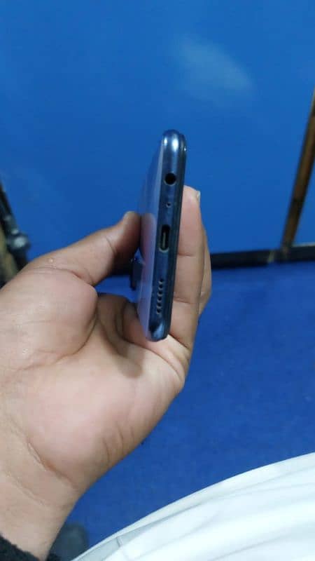 Vivo v21e complete box halka sa shade hai display me 3