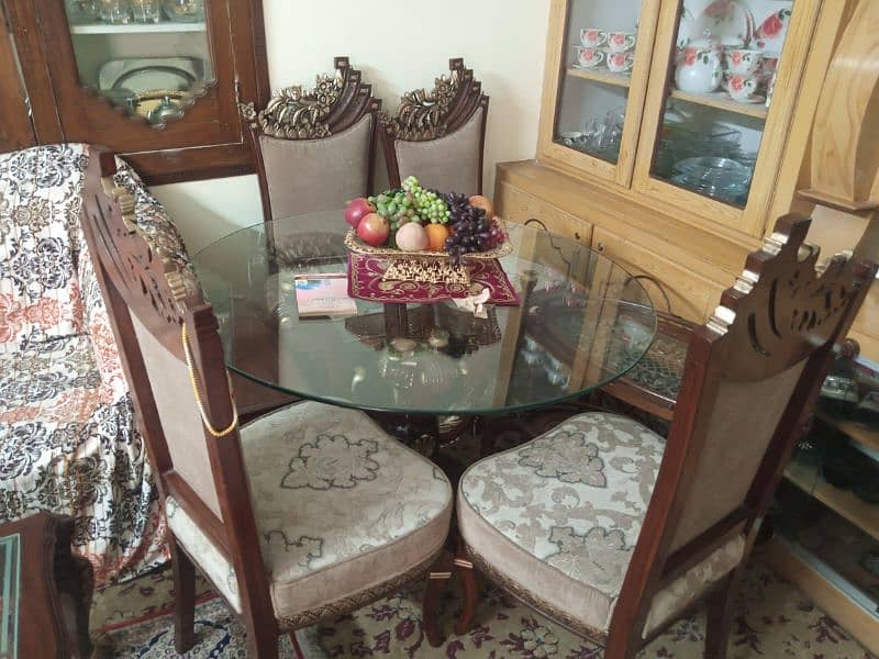 Dining table in new condition. contact 03329959608 1