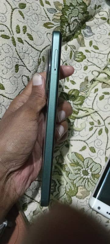 redmi A3 full box Ak sal ki waranti pari ha A one ha 1