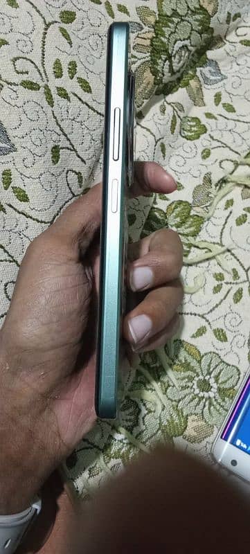 redmi A3 full box Ak sal ki waranti pari ha A one ha 2