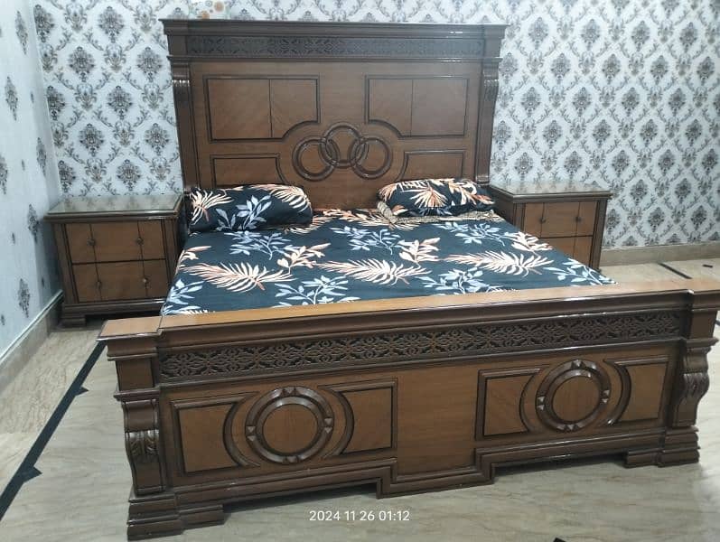 king size bed with 2 side table aur dressing 0