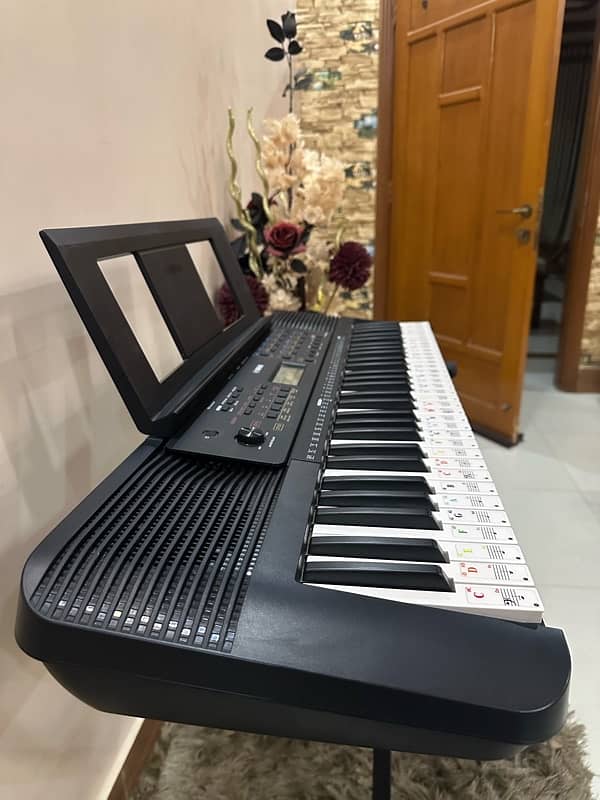 Yamaha PSR-E273 Keyboard 1