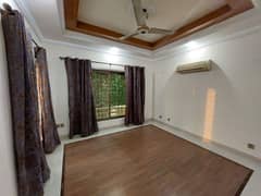 10 Marla House For Rent in Bahria Town Lahore