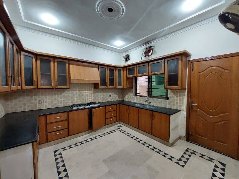 10 Marla House For Rent in Bahria Town Lahore 12