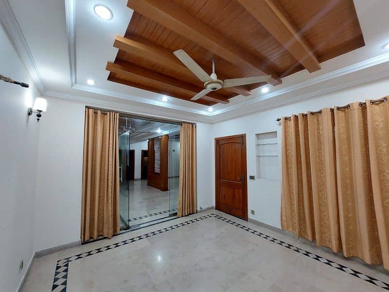 10 Marla House For Rent in Bahria Town Lahore 14