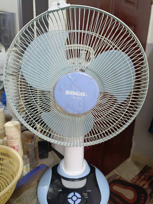 urgent sale table fan sogo 10/10coundtion battery 3/4 hours timeing 4