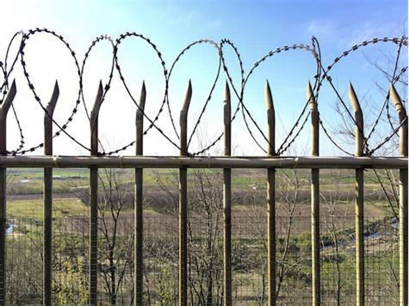 Razor Wire Barbed Wire Chain Link Fence Pole Jali Welded mesh 3