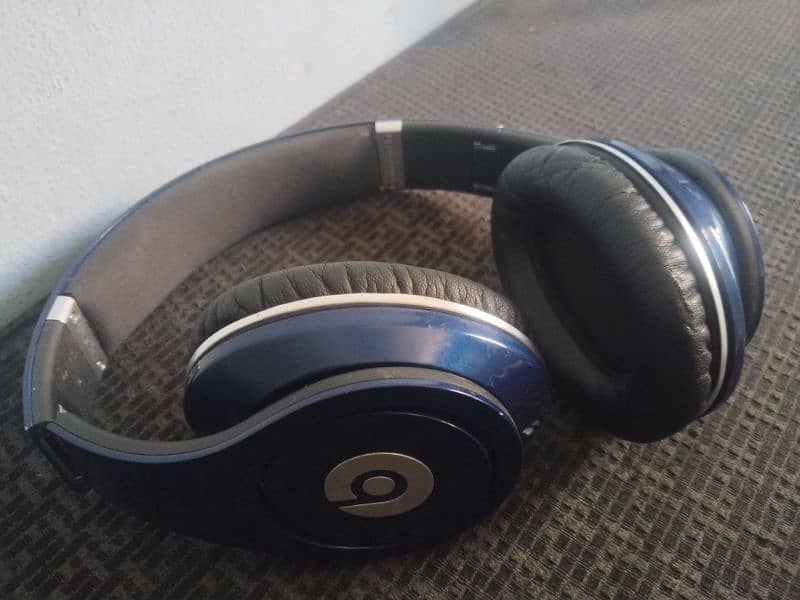 beats Dr-dre monster Headphones or Solo 2 like Nose 2