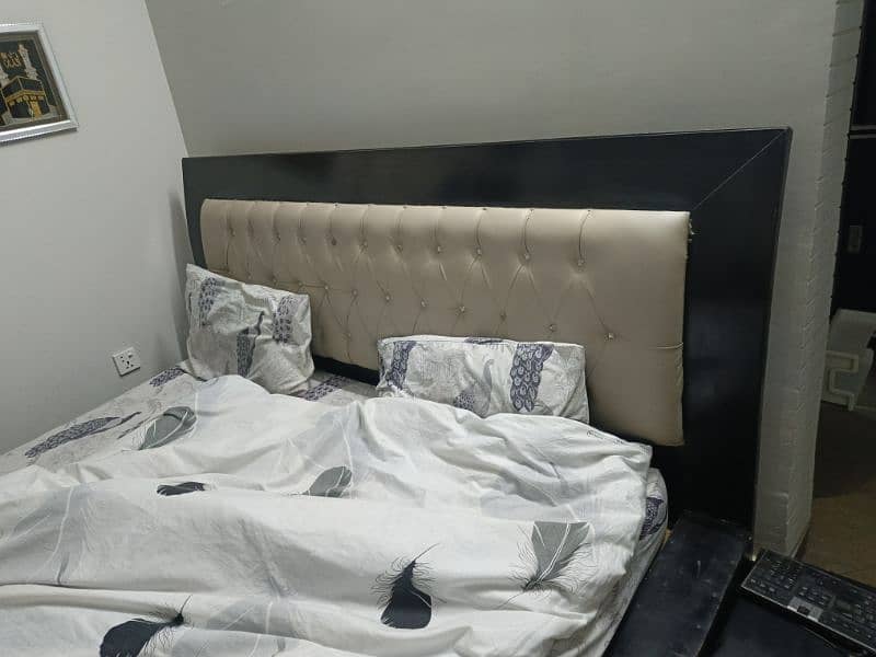 Bed with mattress + 3 side tables + dressing table 1