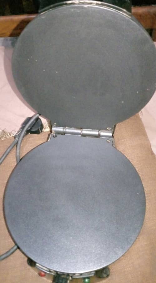 Roti maker urgent sale Rs 1800 contect no 0306 0251426 2