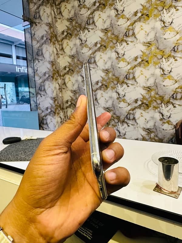 Iphone 11 pro max 256gb pta approved 1