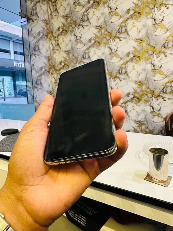 Iphone 11 pro max 256gb pta approved 4