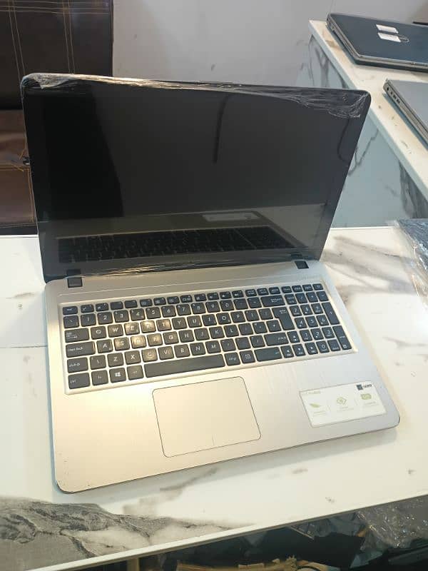 ASUS VivoBook i7 7th 8Gb 256Gn 15" Slim And Smart 1